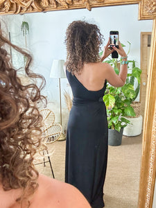 Robe de soirée asymétrique fendue et drapée noire