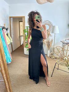 Robe de soirée asymétrique fendue et drapée noire