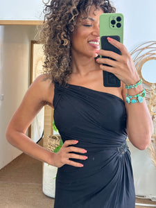Robe de soirée asymétrique fendue et drapée noire