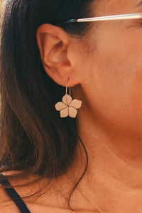 Boucles d'Oreilles Créoles Fleurs Crème